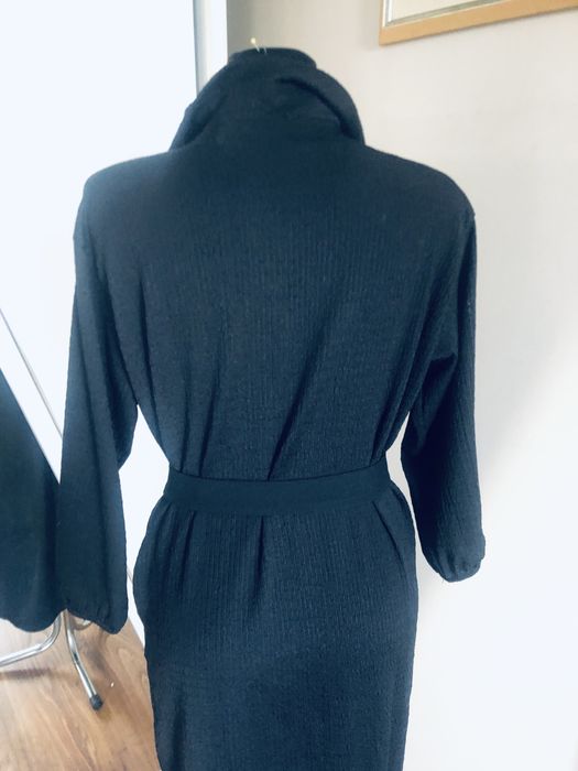 Czarna sukienka koszulowy krój