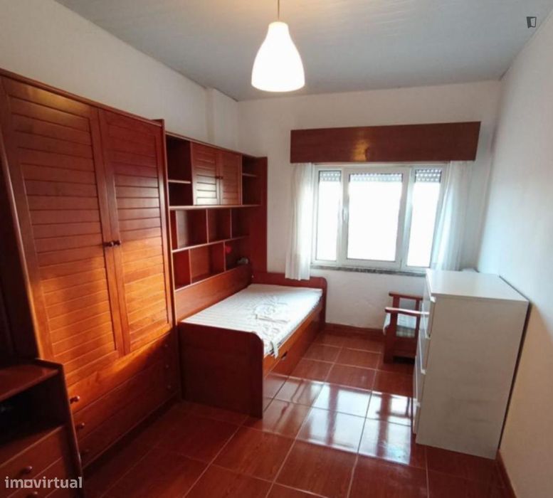 Quarto - localizado em Amadora Lisbon