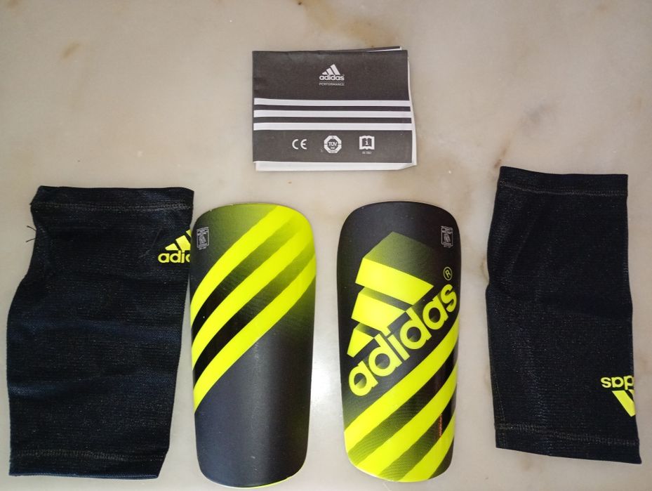Caneleiras Adidas
