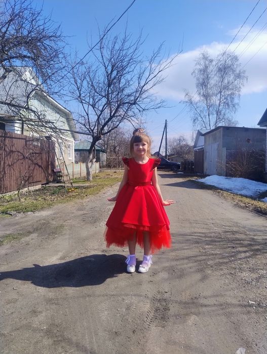 Червона святкова сукня