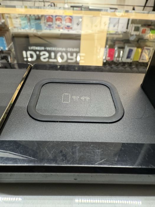 Б/У Зарядна станція 3 в 1 ESR EFC001O