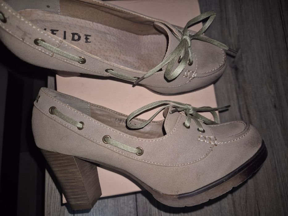 Buty na obcasie.