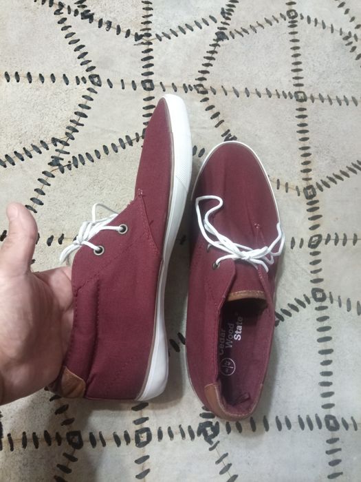 Качественные кроссовки кеды42р