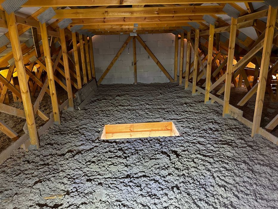 Ocieplanie domu poddasza wełna celulozowa naprawa izolacji po kunach