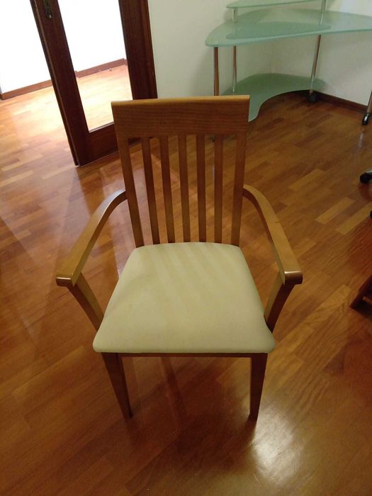 Mesa de vidro com 3 cadeiras