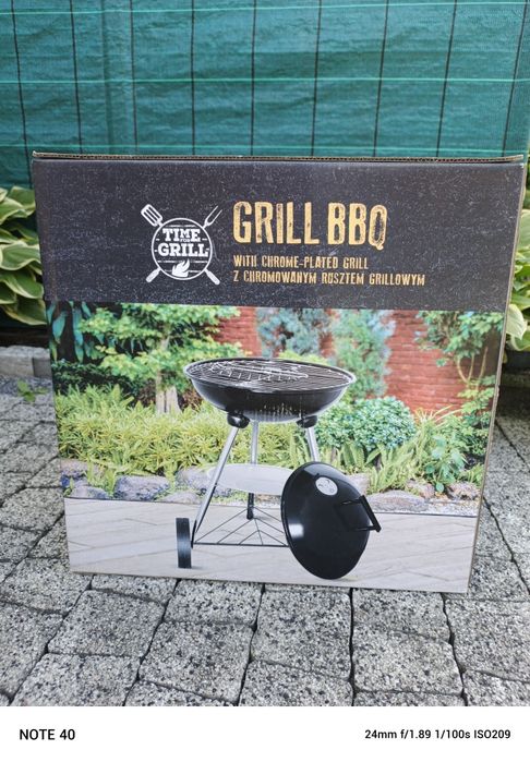 Grill ogrodowy z pokrywą.