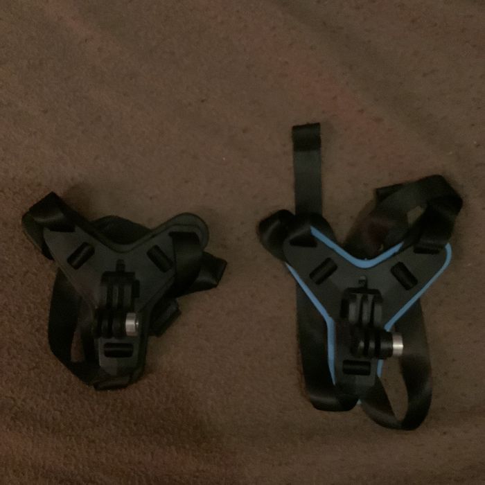 Acessório Gopro (NOVO) para capacete de mota em preto e em azul.