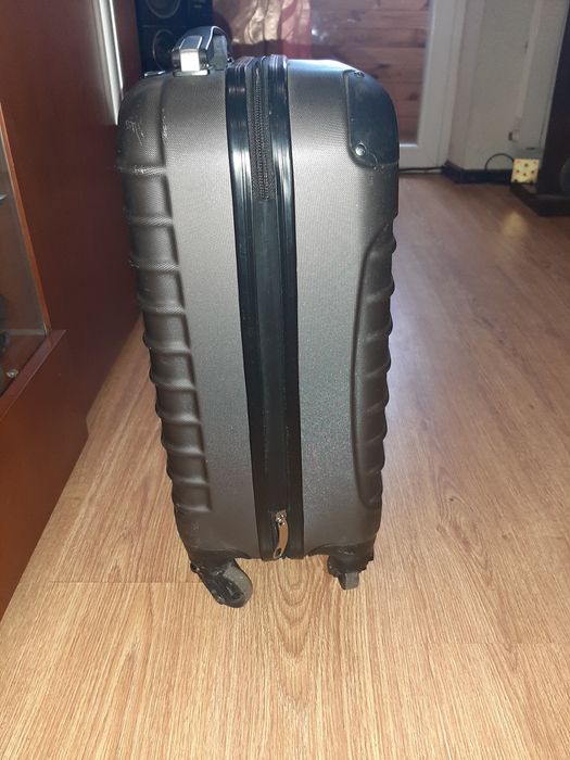 Продам дорожный чемодан.