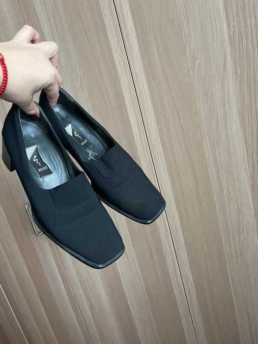 Buty Ecco rozmiar 39,5 na obcasie granatowe