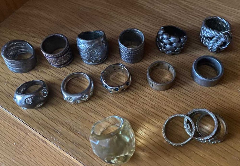 Anéis, colares, brincos e botões de punho