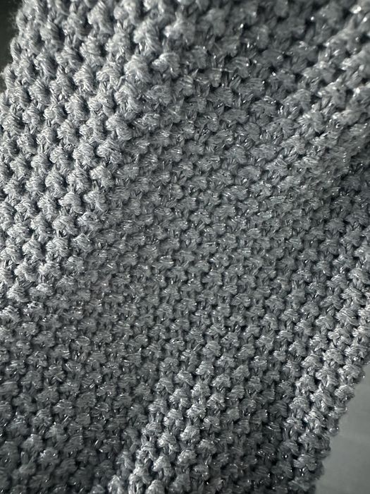 Sweterek ze srebrną nicią