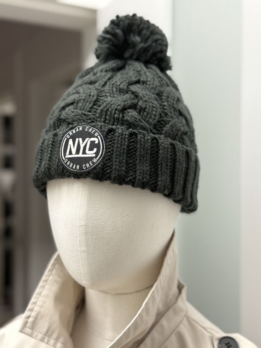 Czapka z pomponem grafitowa warkoczowy splot z naszywką na zime ciepla
