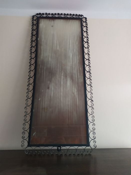 Stylowe zamglone lustro w metalowej ramie, metaloplastyka Vintage Boho