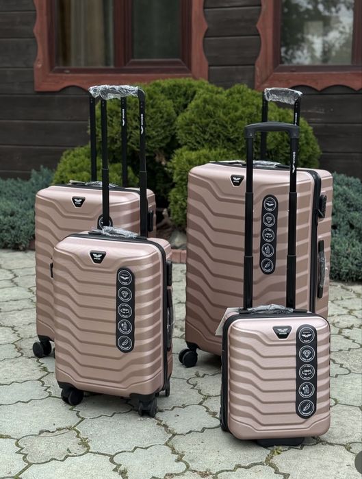 Валіза Чемодан пластиковый на 4-х колесах