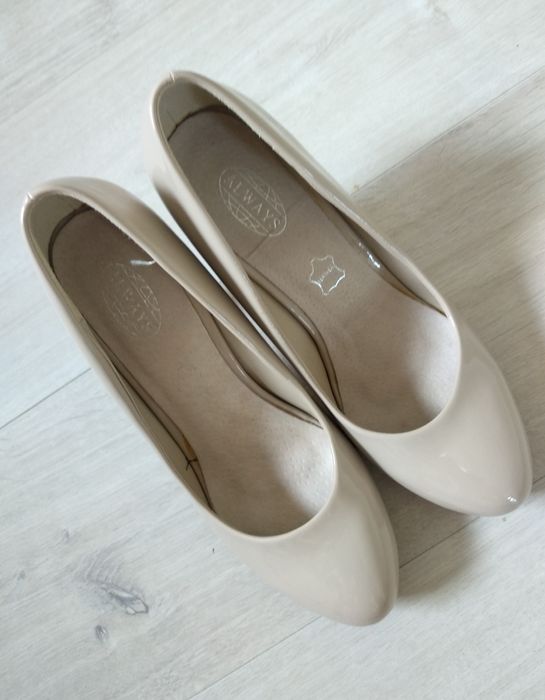 Lakierowane szpilki nude beige na platformie Always/39