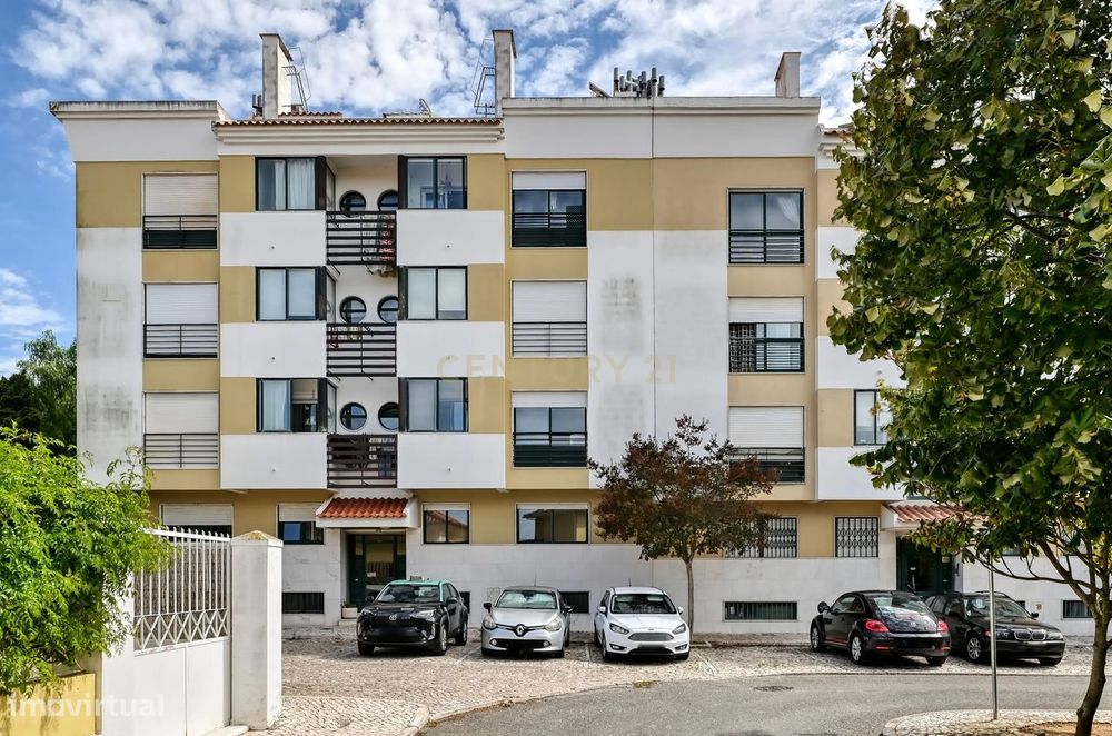Apartamento T2 com garagem à venda no Arneiro freguesia de Carcavelos