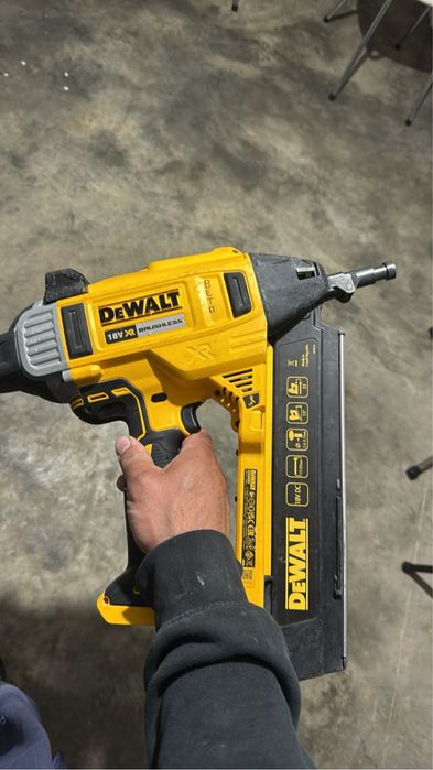 maquina de pregos Dewalt