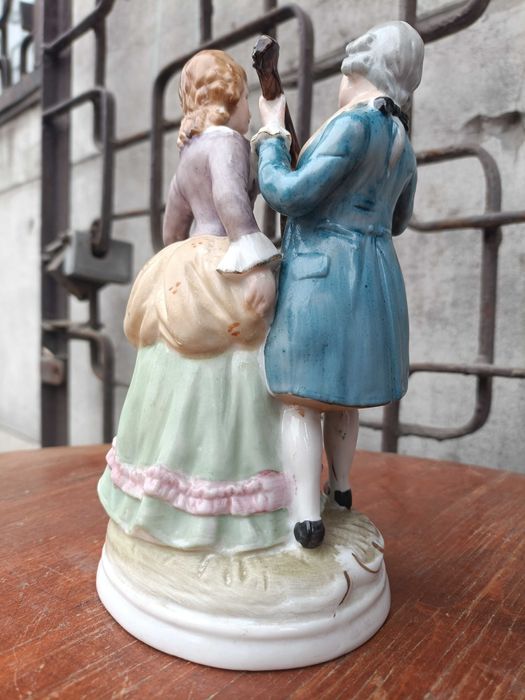 Stara porcelanowa figurka para dworska Hertwig