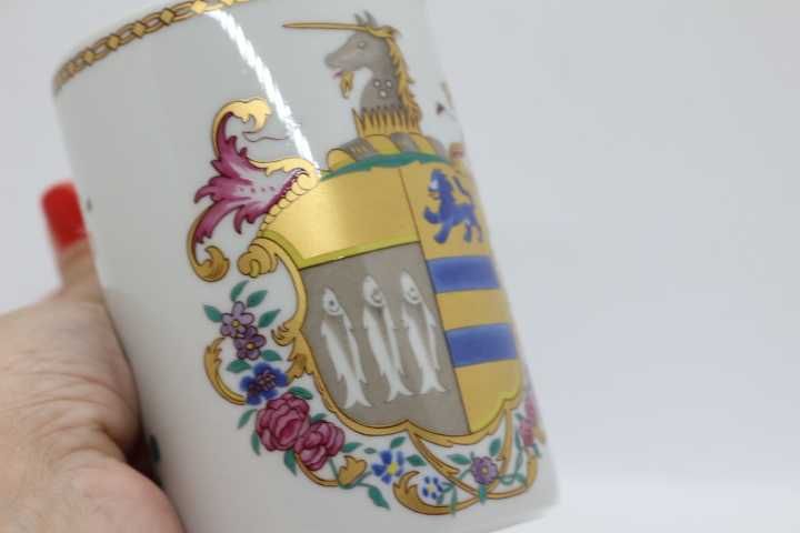 Caneca Vista Alegre Brasão de Armas "Kitson e Gregory" Mottahedeh