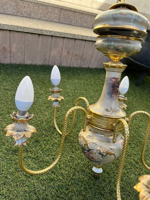 Vendo candeeiro de teto em porcelana maravilhoso