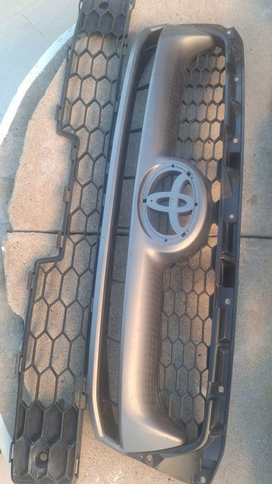Vendo grelha frontal e grelha do  Parachoque toyota Hiluz
