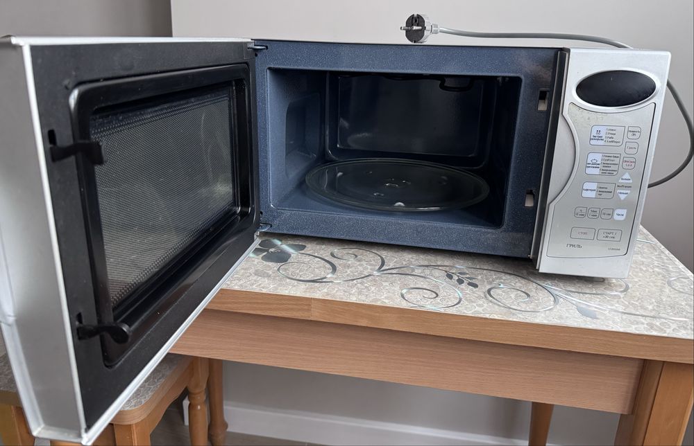 Мікрохвильовка Samsung СЕ283GNT з грилем