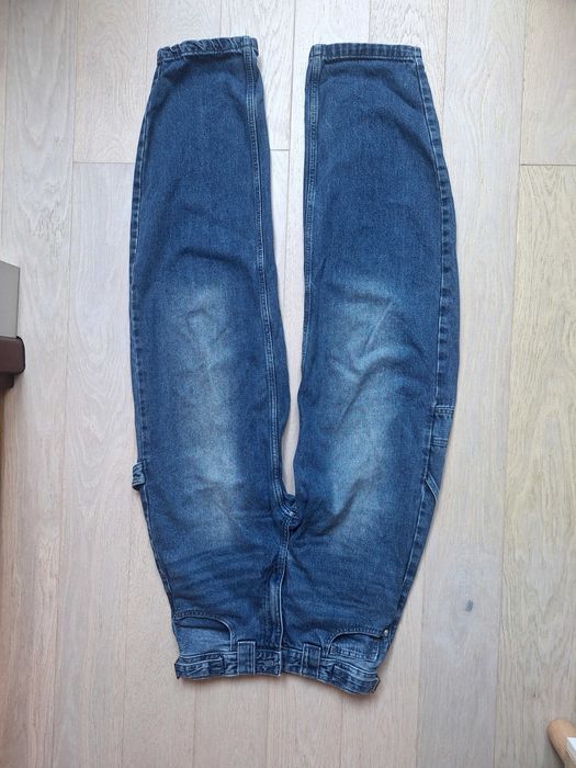 Granatowe jeansy bershka