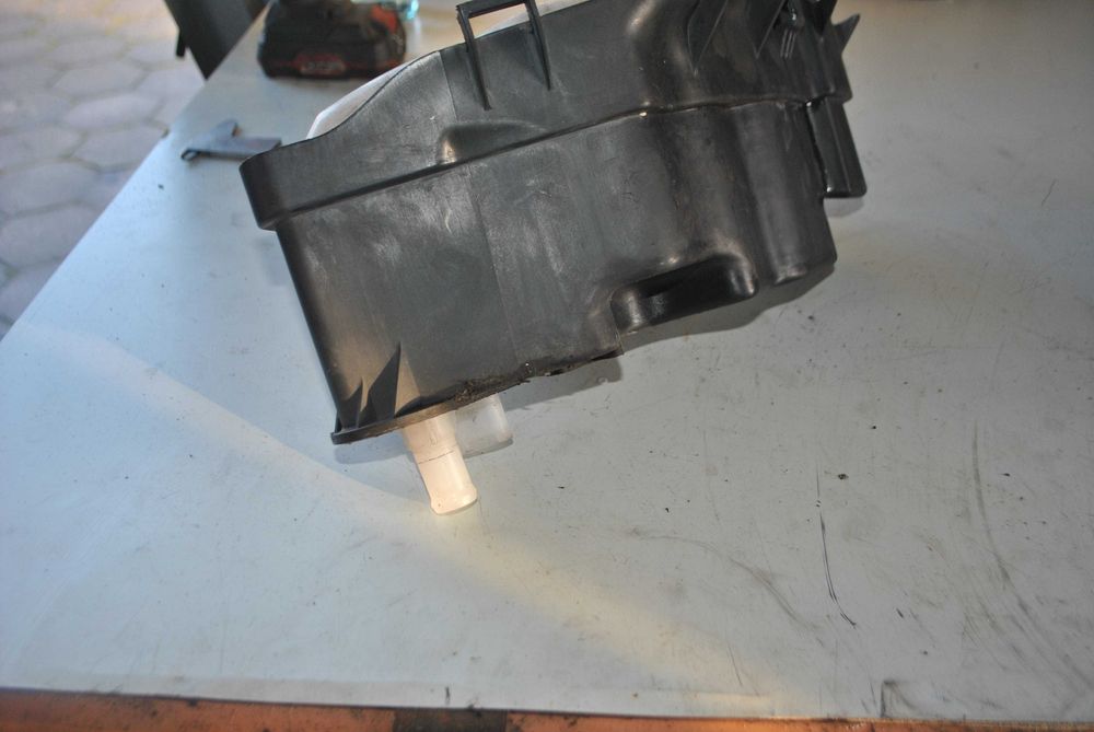 Zbiorniczek wyrównawczy Audi A8 d3