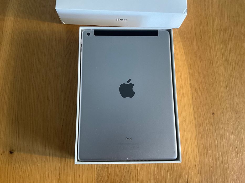 Apple iPad A1823 5th Gen 9,7" 2 GB / 32 GB szary