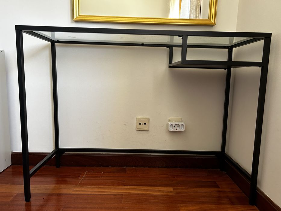 Mesa de vidro e metal em preto - IKEA