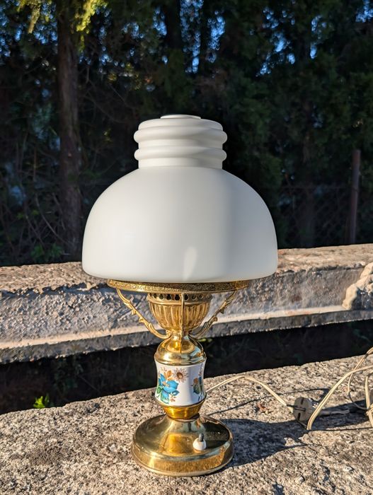 Urocza Lampka Nocna w Stylu Retro z Kwiatowym Motywem