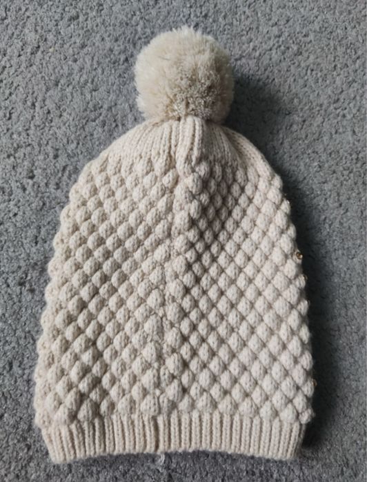 Beżowa czapka z pomponem