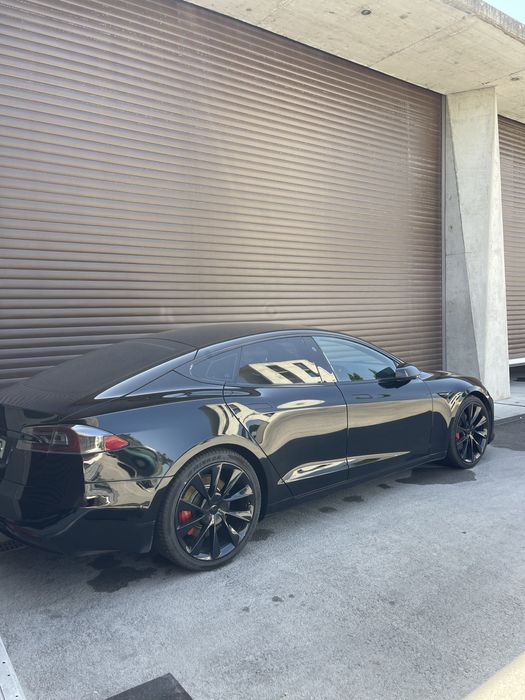 Tesla Model S.