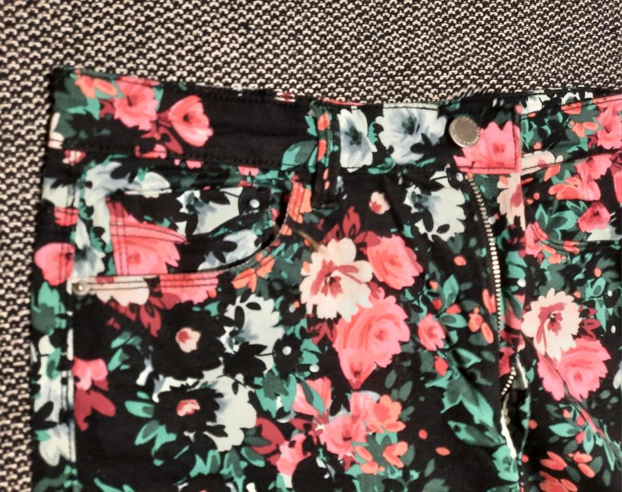 Calças às flores
