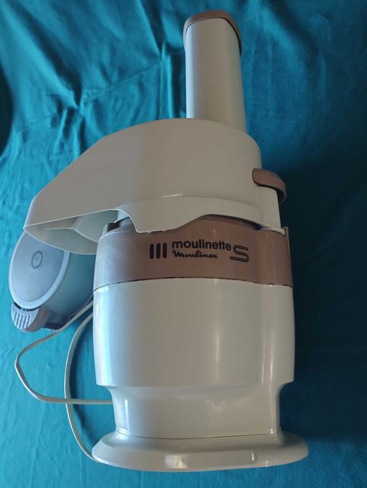 Picadora elétrica Moulinex Moulinette S, com design retro e acabamento em tons neutros