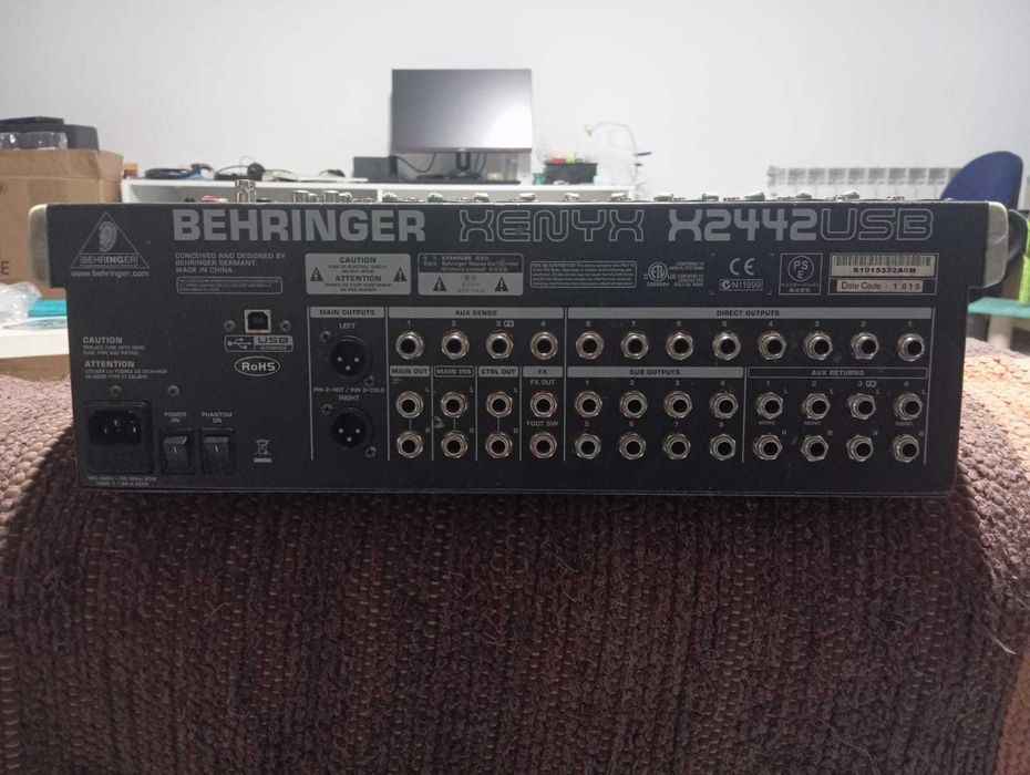 Mesa de Som Behringer Xenyx X2442 USB