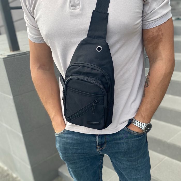 Чоловіча нагрудна сумка - слінг бананка через плече