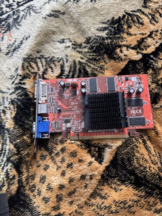 На фото зображено раритетну відеокарту ASUS Radeon 9550