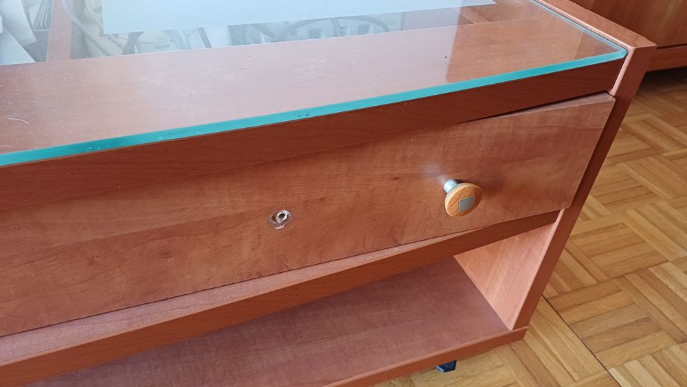 Mesa apoio em cerejeira com tampo removível em vidro