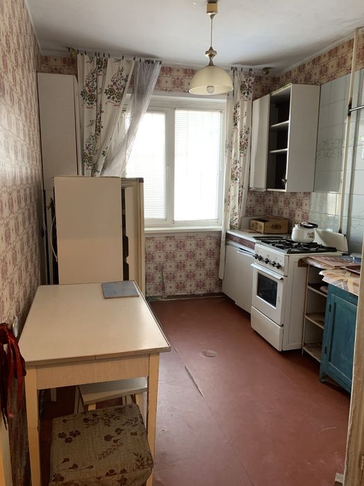 КРЕС Продаж 3 кім.квартири з окремими кімнатами, новими вікнами на 7поверсі, є дві лоджіі,кухня девять квадратів , на Нарвській поряд ріка  СЕРТИФІКАТ