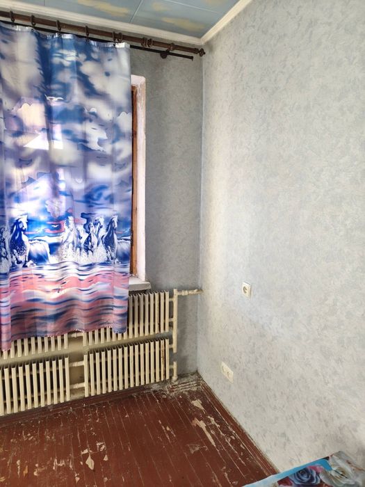 Гостинка с балконом, рядом метро.