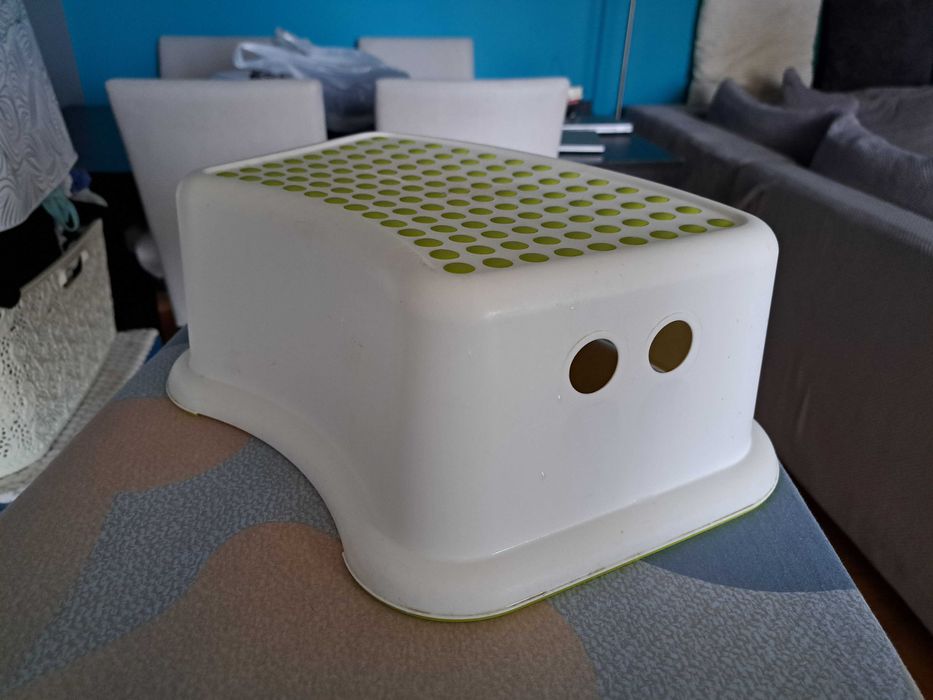 Podnóżek IKEA FORSIKTIG – antypoślizgowy, idealny dla dzieci