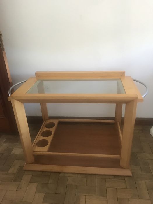 Mesa / bar com rodas