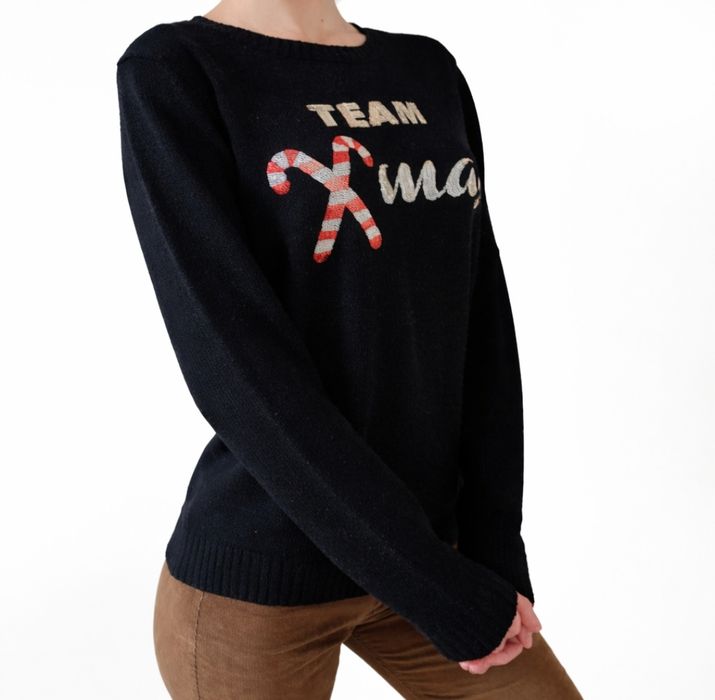 Чорний свитер із принтом