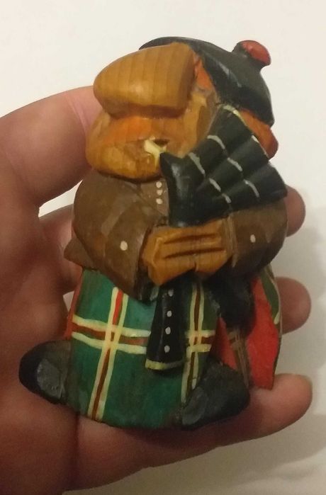 Figurka z drewna dudziarza.