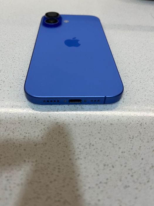 Iphone 16 azul , praticamento  novo