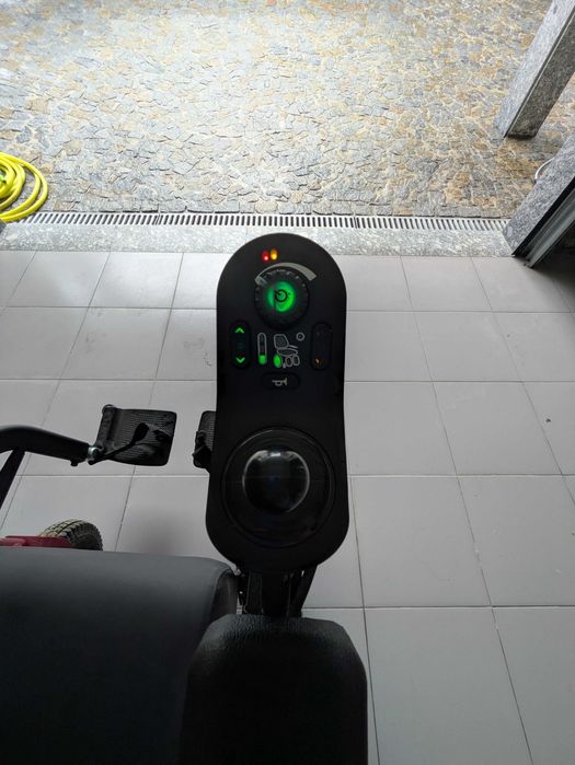Cadeira Elétrica Nova com duas baterias.