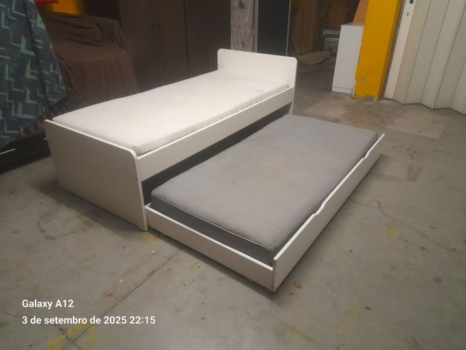 Cama branca dupla com colchões