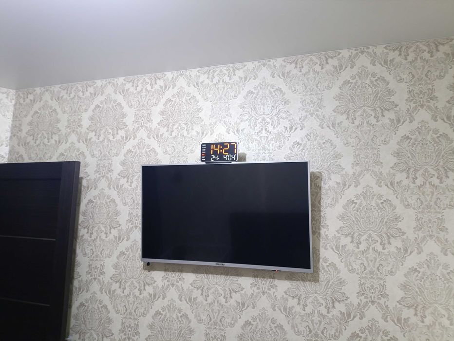 телевизор прикрепить на кронштейн