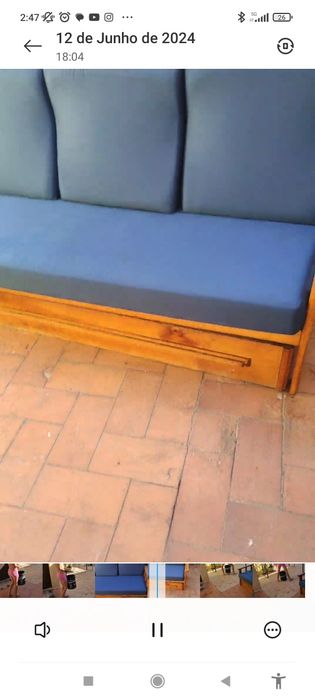 Sofá cama azul marinho.